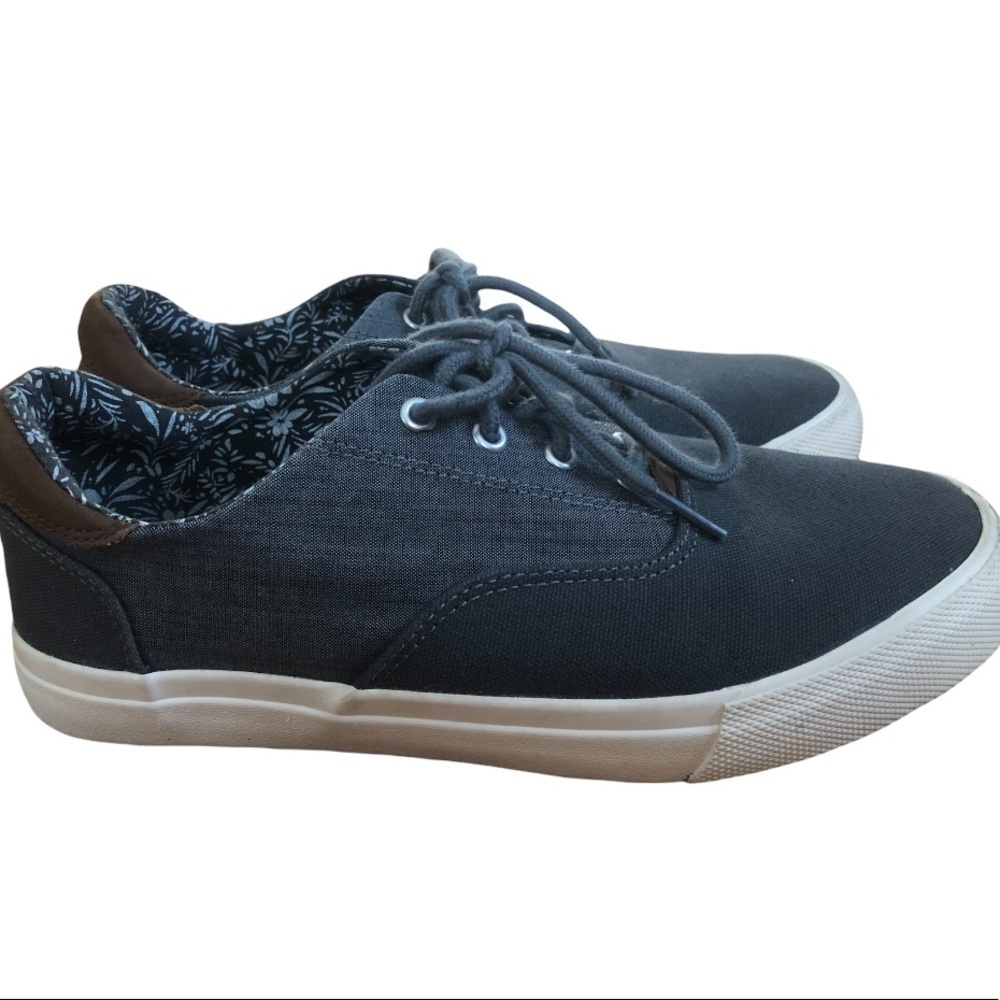 Crevo lace up canvas shoe size 9